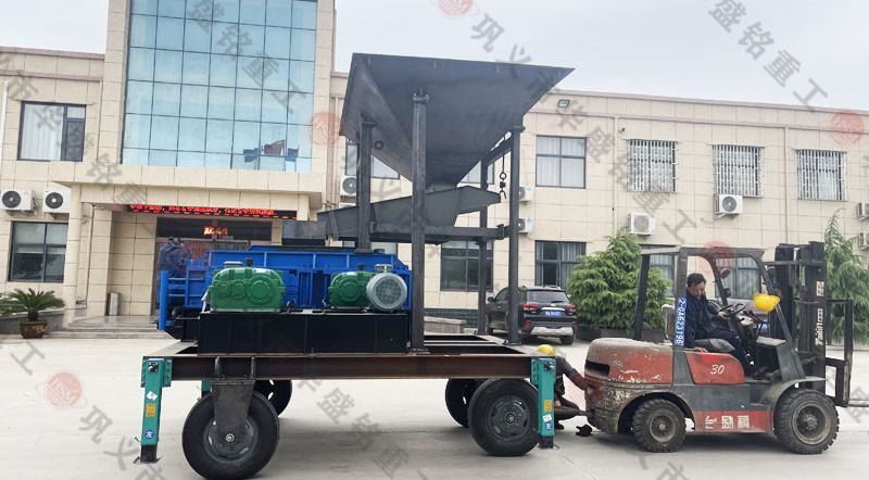 1012移動(dòng)對(duì)輥破碎機(jī)時(shí)產(chǎn)量多少噸？?jī)r(jià)格多少錢一臺(tái)